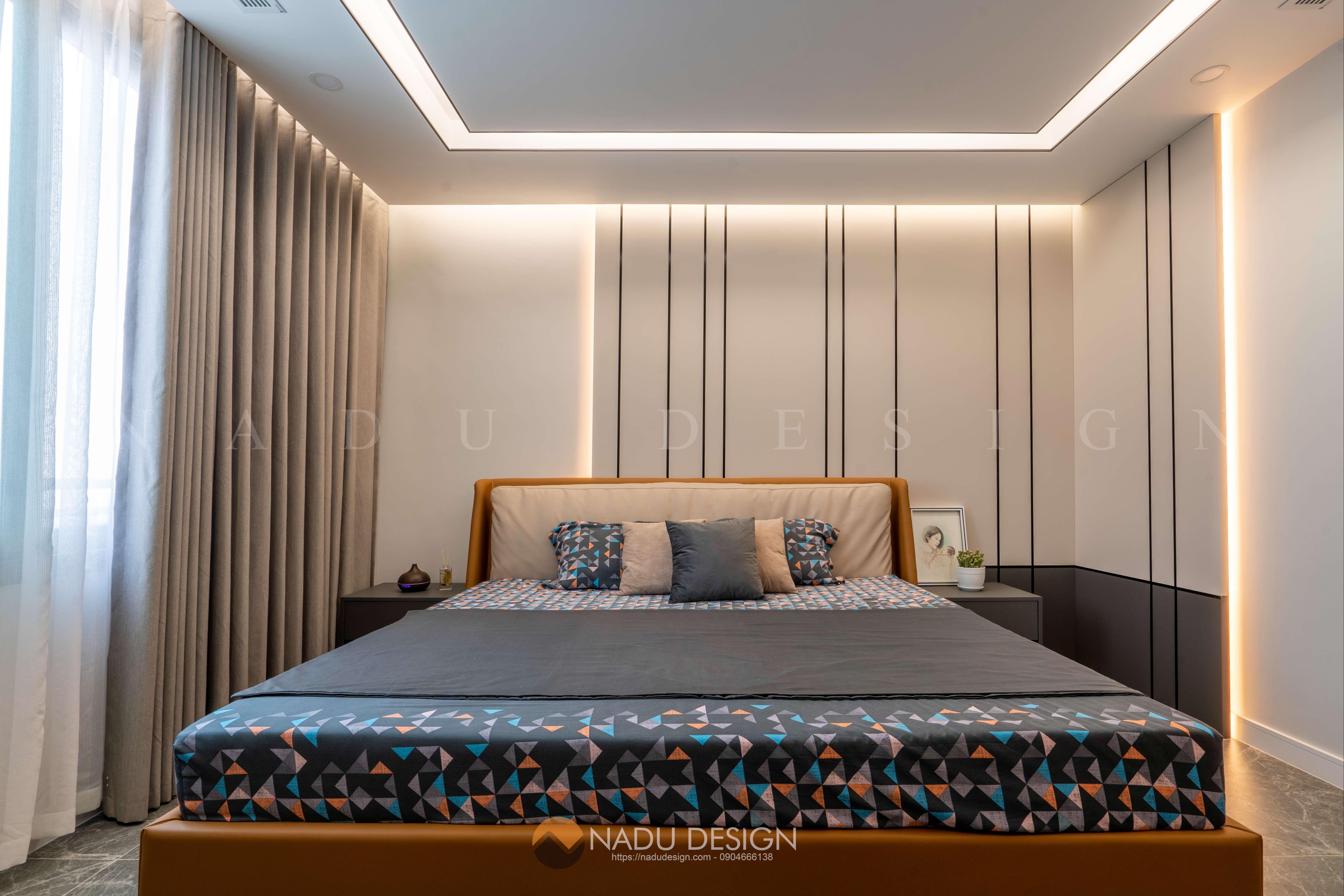 Phòng ngủ Master thoáng rộng với giường bọc da cao cấp
